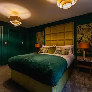https://valentine-apartments-presented-by-the-v-group.hotelsin-chester.com
