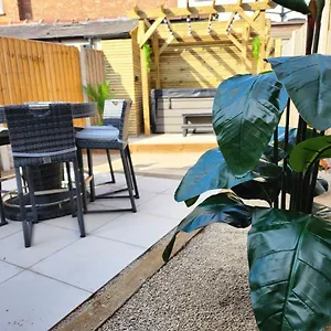 https://xxfabulousxx-4bed-semi-sleeps-8-2-bathrooms.hotelsin-chester.com